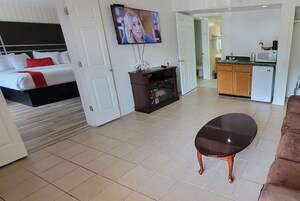 Escritorio, espacio para trabajar con laptop y cortinas blackout 