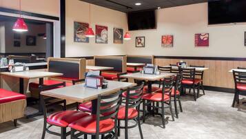 Déjeuner et dîner servis sur place