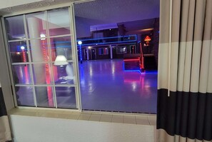 책상, 노트북 작업 공간, 암막 커튼, 방음 설비