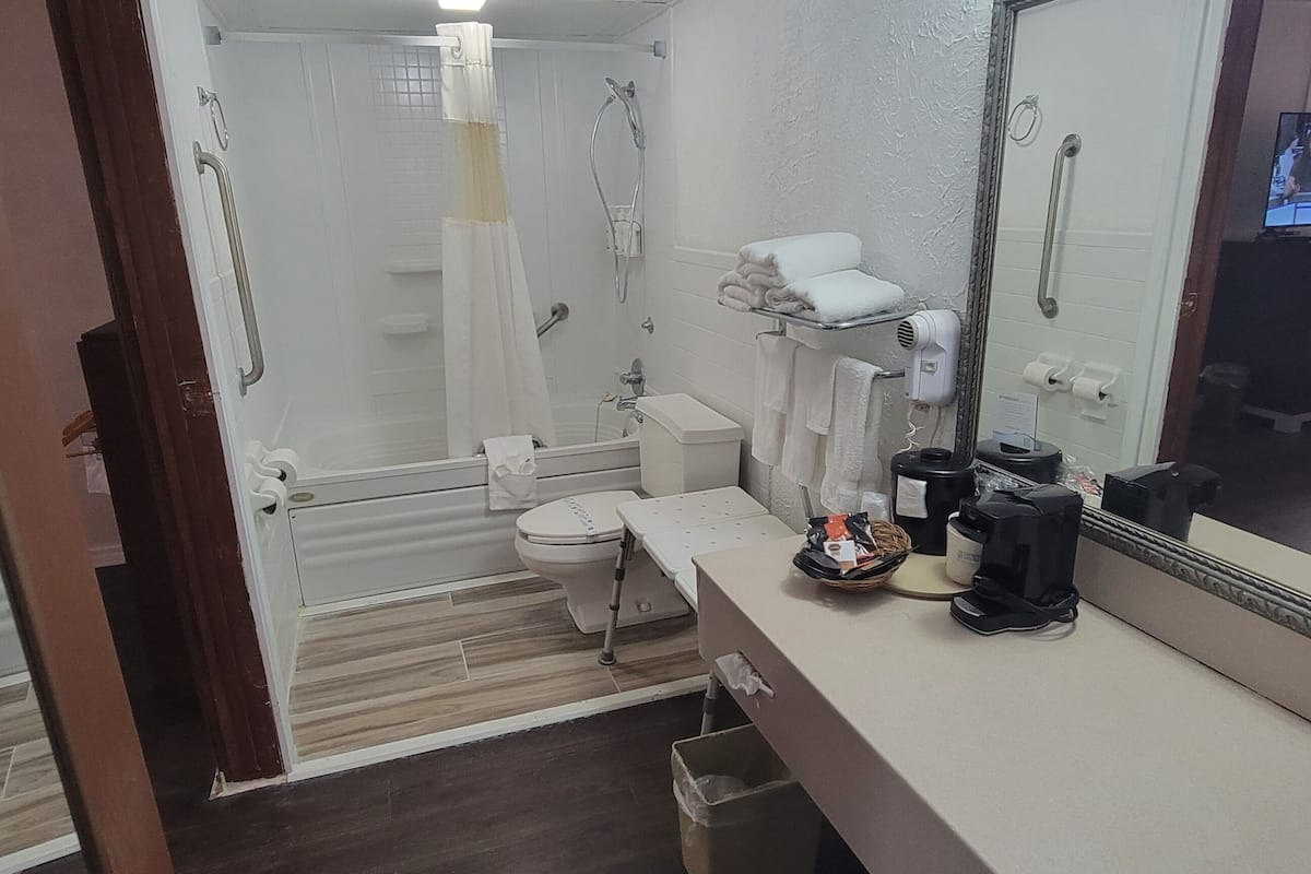 Room, 1 King Bed, Accessible, Jetted Tub (Mobility, Tub w/Grab Bars, Pool View) | Desk, laptop workspace, blackout curtains, soundproofing