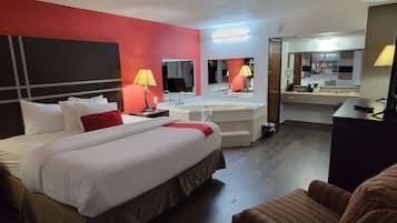 Szoba, 1 king (extra méretű) franciaágy, akadálymentesített (Mobility, Walk-In Shwer, Pet Friendly) | Íróasztal, laptophoz jól használható munkafelület és sötétítőfüggöny