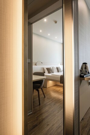 Roupas de cama antialérgicas, cofres nos quartos, escrivaninha