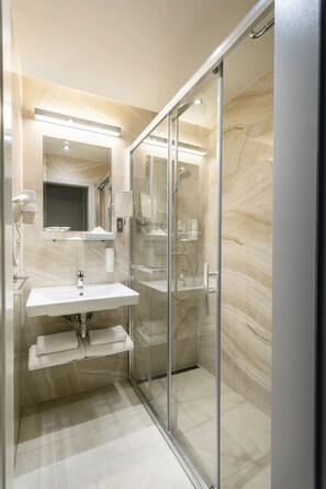 Amenidades de baño gratuitas, secadora de cabello, toallas 