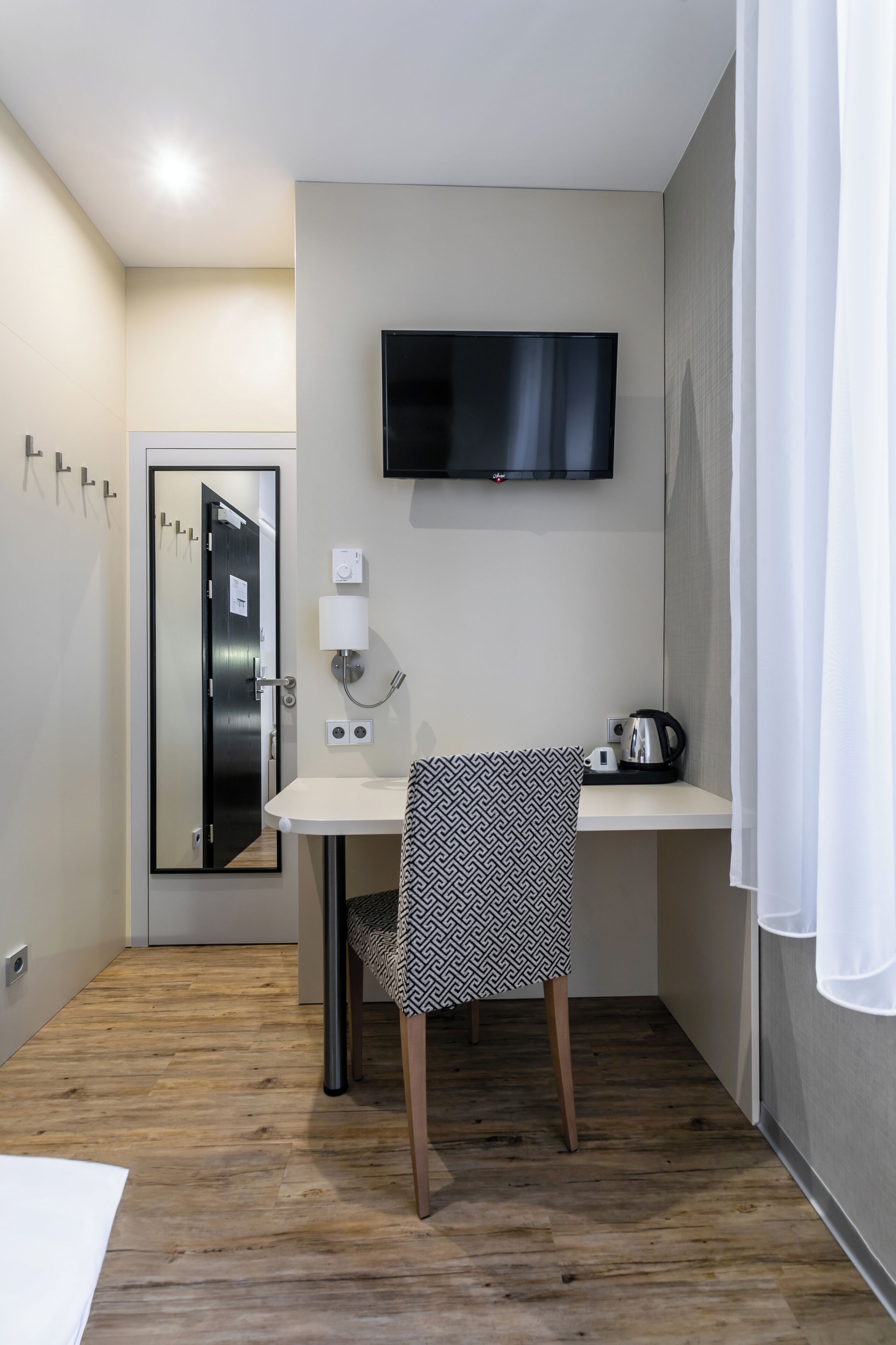 single room | hypo-allergenic bedding, in-room safe, desk, laptop workspace