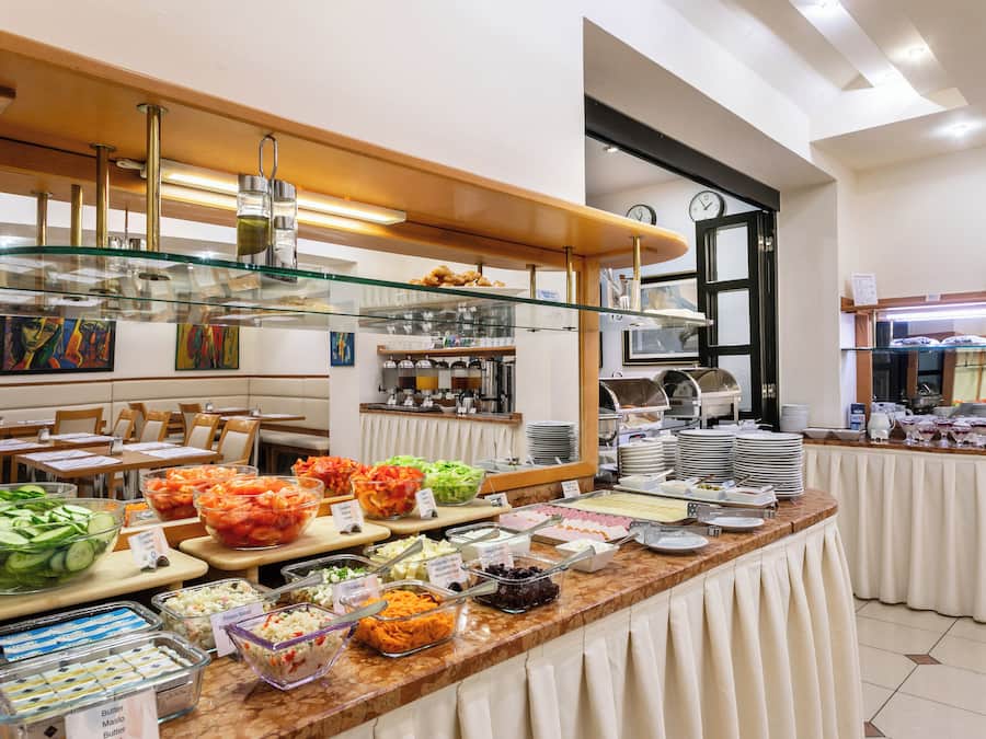 Daily buffet breakfast (CZK 350 per person)