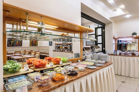 Café da manhã com buffet todos os dias (CZK 350 por pessoa) . Hotel Ametyst