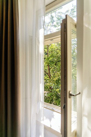 Roupas de cama antialérgicas, cofres nos quartos, escrivaninha