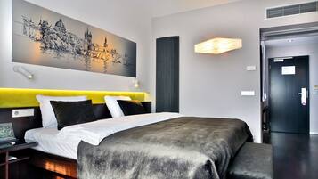 Executive Double Room | Hypo-allergenic bedding, in-room safe, desk, laptop workspace