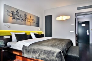 行政双人房 | 防过敏的被褥、客房内保险箱、办公桌、笔记本电脑工作区