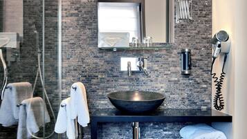 Deluxe Triple Room | Bathroom | Free toiletries, hair dryer, towels