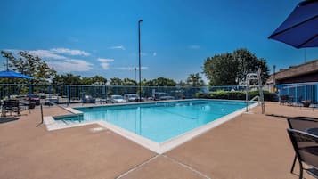 Una piscina al aire libre de temporada