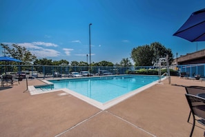 Seasonal outdoor pool, sun loungers