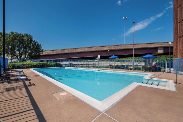 Piscine extérieure en saison, parasols, chaises longues