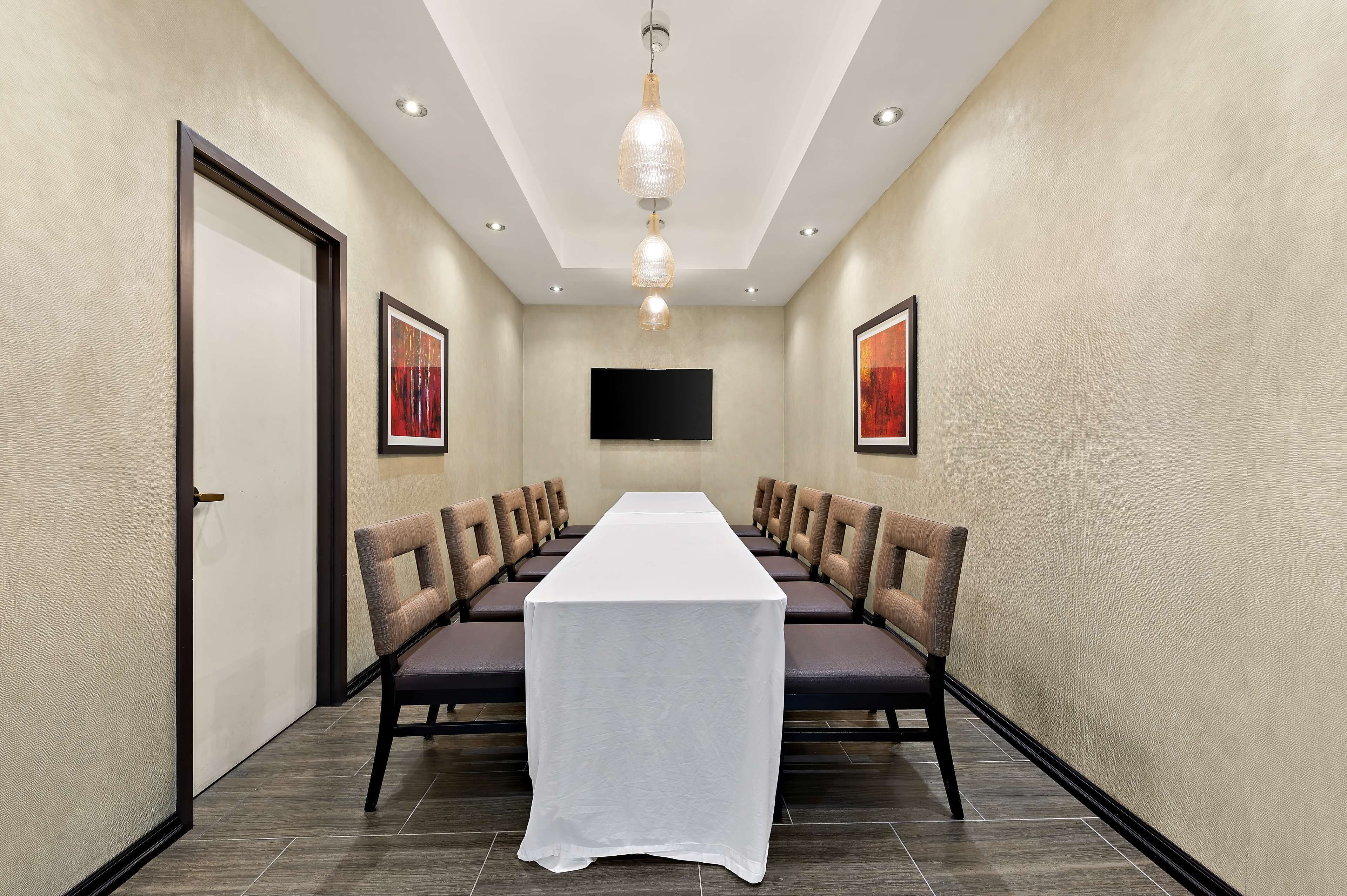Photo - Best Western Plus Toronto North York Hotel & Suites