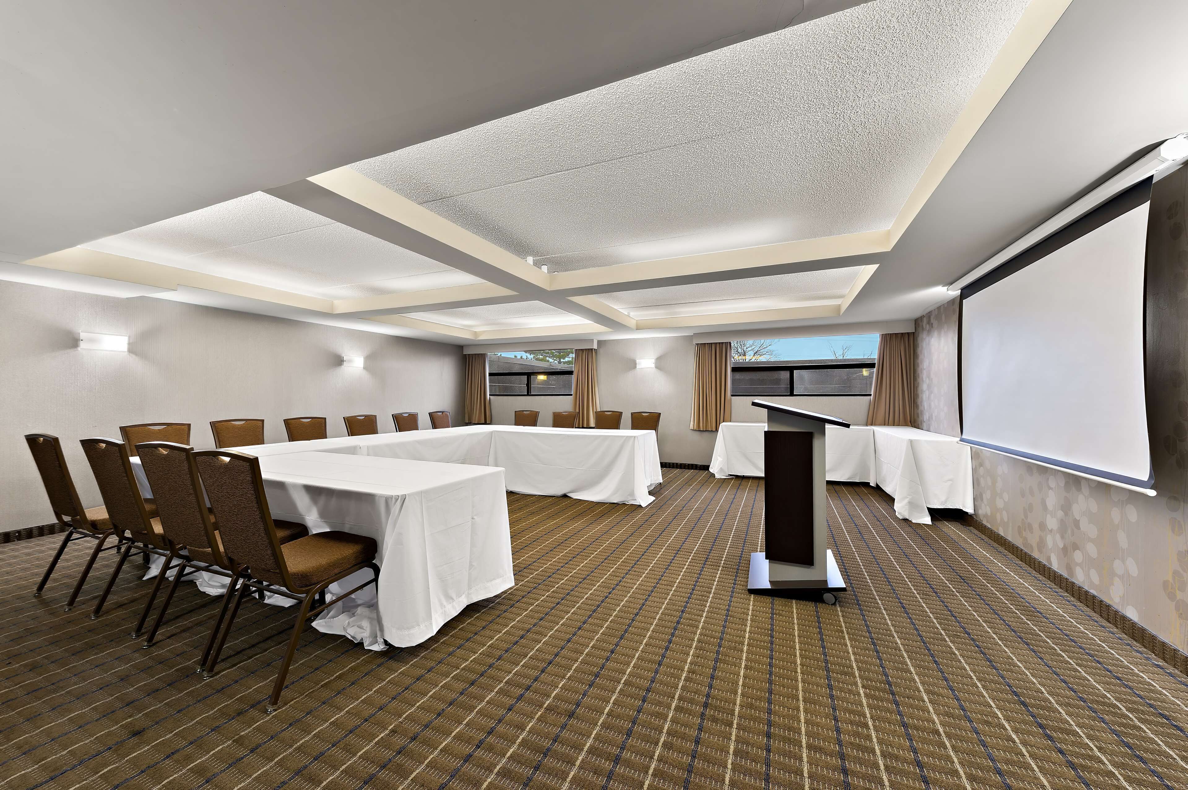 Photo - Best Western Plus Toronto North York Hotel & Suites