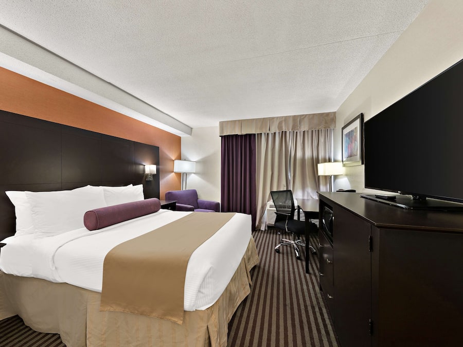 Standard Room, 1 Queen Bed, Non Smoking, Refrigerator & Microwave