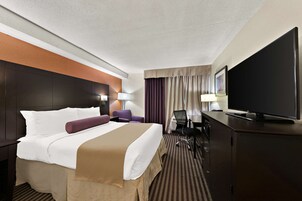 Standard Room, 1 Queen Bed, Non Smoking, Refrigerator & Microwave | Hypo-allergenic bedding, pillowtop beds, desk, laptop workspace