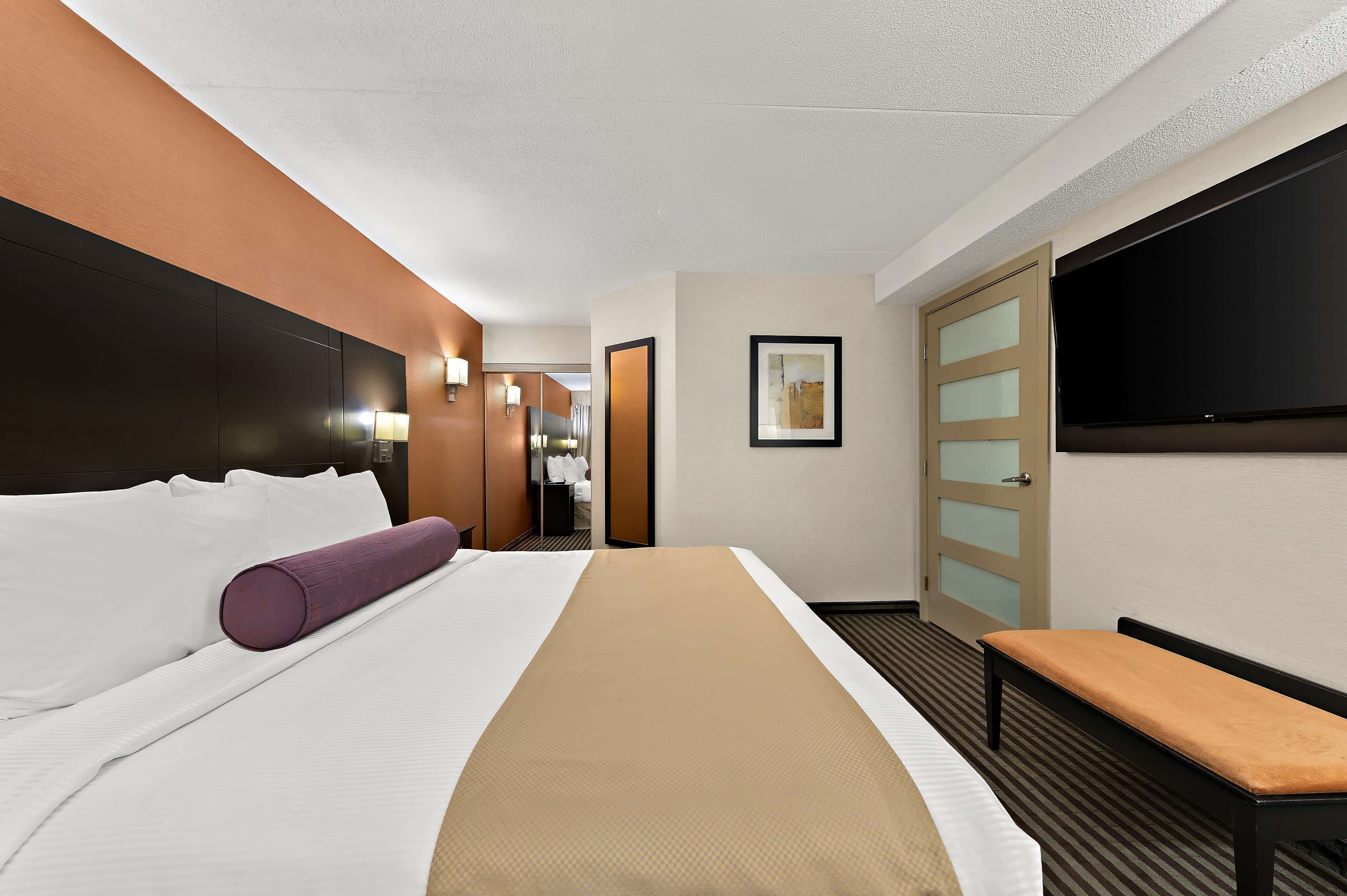 Suite, 1 King Bed, Non Smoking, Refrigerator &amp; Microwave | Hypo-allergenic bedding, pillow-top beds, desk, laptop workspace