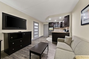 Suite, 1 grand lit, non-fumeur, cuisinette (with Sofabed) | 1 chambre, literie hypoallergénique, lit avec matelas à plateau-coussin
