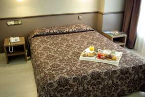 Hypo-allergenic bedding, minibar, in-room safe, free WiFi