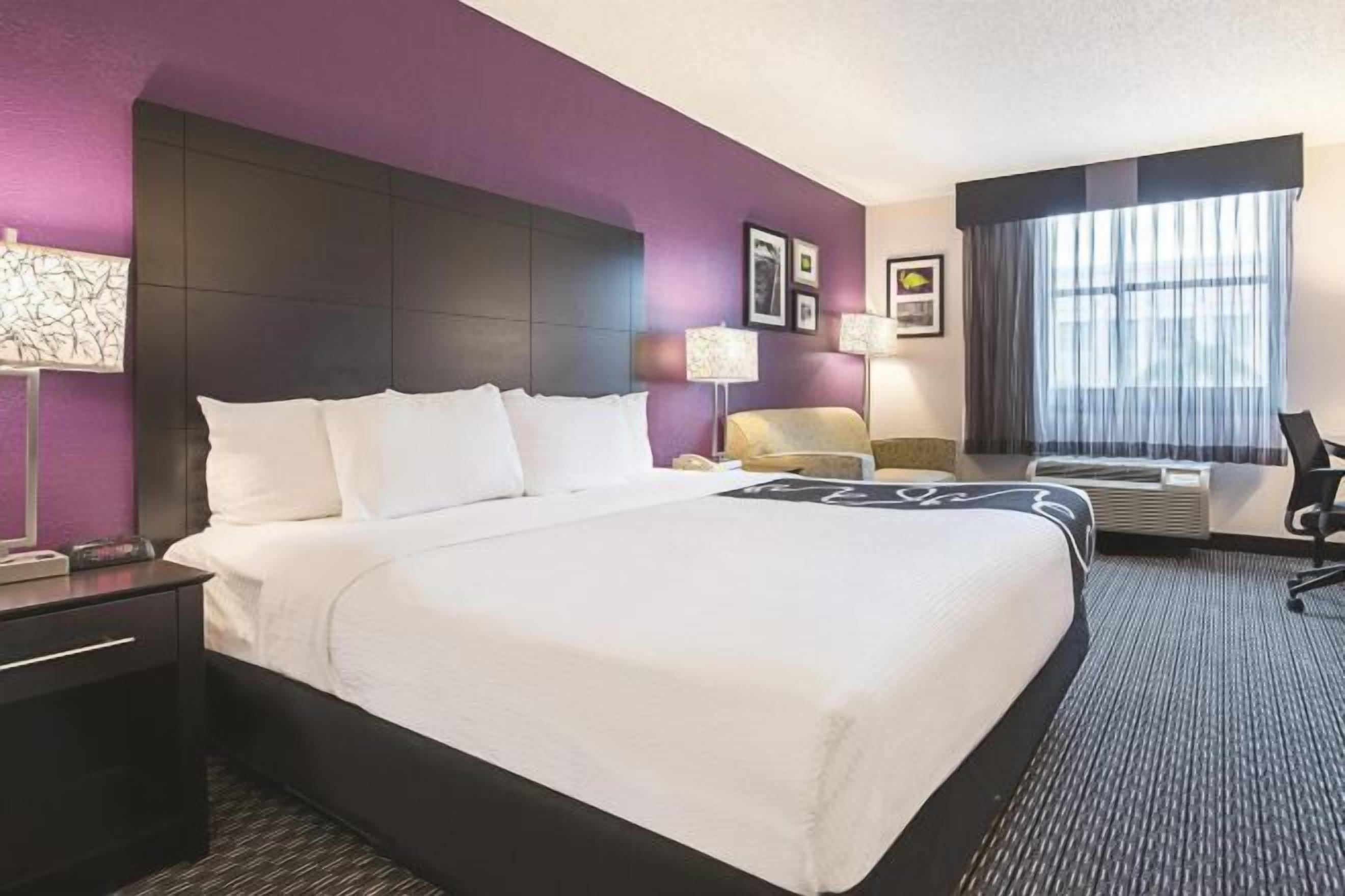 Literie de qualité supérieure, bureau, fer et planche à repasser