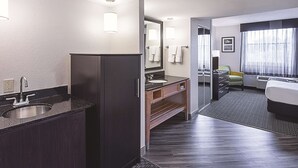 Studiosuite, 1 kingsize-seng med sovesofa, ikke-røyk, mikrobølgeovn (Mini-Fridge) | Sengetøy av topp kvalitet, skrivebord og strykejern/-brett