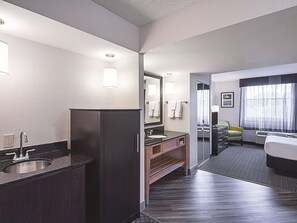 Suite Studio, 1 très grand lit et 1 canapé-lit, non-fumeurs, four à micro-ondes (Mini-Fridge) | Literie de qualité supérieure, bureau, fer et planche à repasser