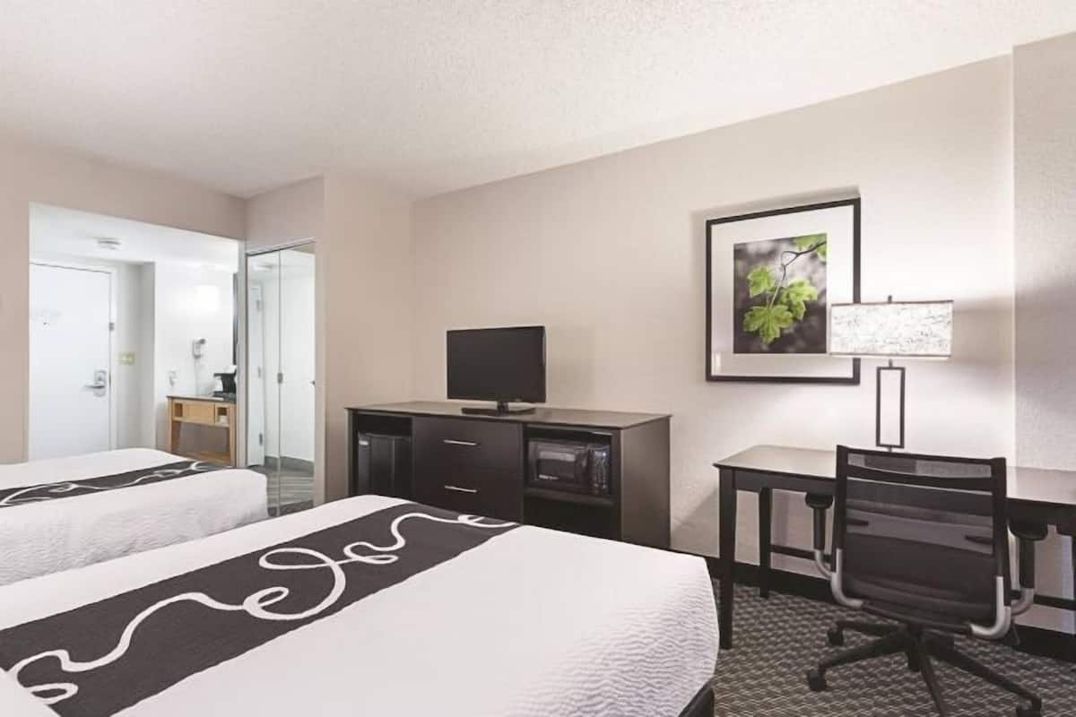 Premium bedding, desk, iron/ironing board, free cots/infant beds