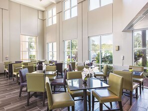 Free daily on-the-go breakfast - La Quinta Inn & Suites by Wyndham Plantation at SW 6th St (Plantation)