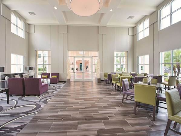 Lobby - La Quinta Inn & Suites by Wyndham Plantation at SW 6th St (Plantation)