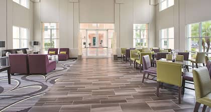 La Quinta Inn & Suites by Wyndham Plantation at SW 6th St