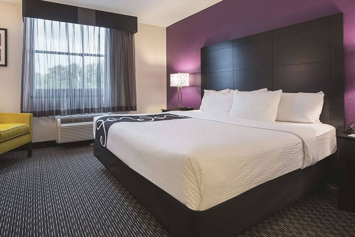 Premium bedding, desk, iron/ironing board, free cots/infant beds