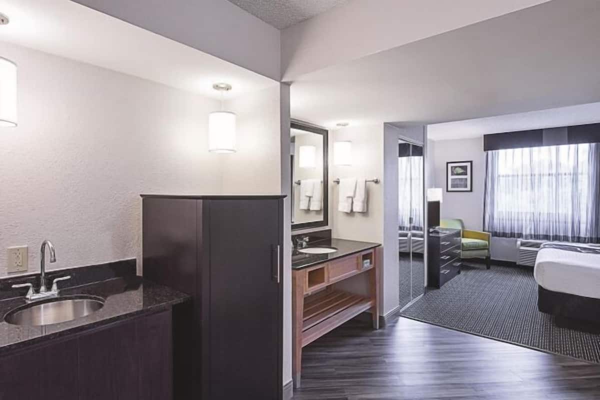 Premium bedding, desk, iron/ironing board, free cots/infant beds