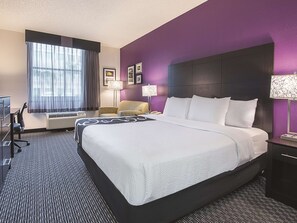 Room, 1 King Bed, Accessible, Non Smoking (Mobility, Roll-In Shower, Mini-Fridge) | Premium bedding, desk, iron/ironing board, free cribs/infant beds - La Quinta Inn & Suites by Wyndham Plantation at SW 6th St (Plantation)