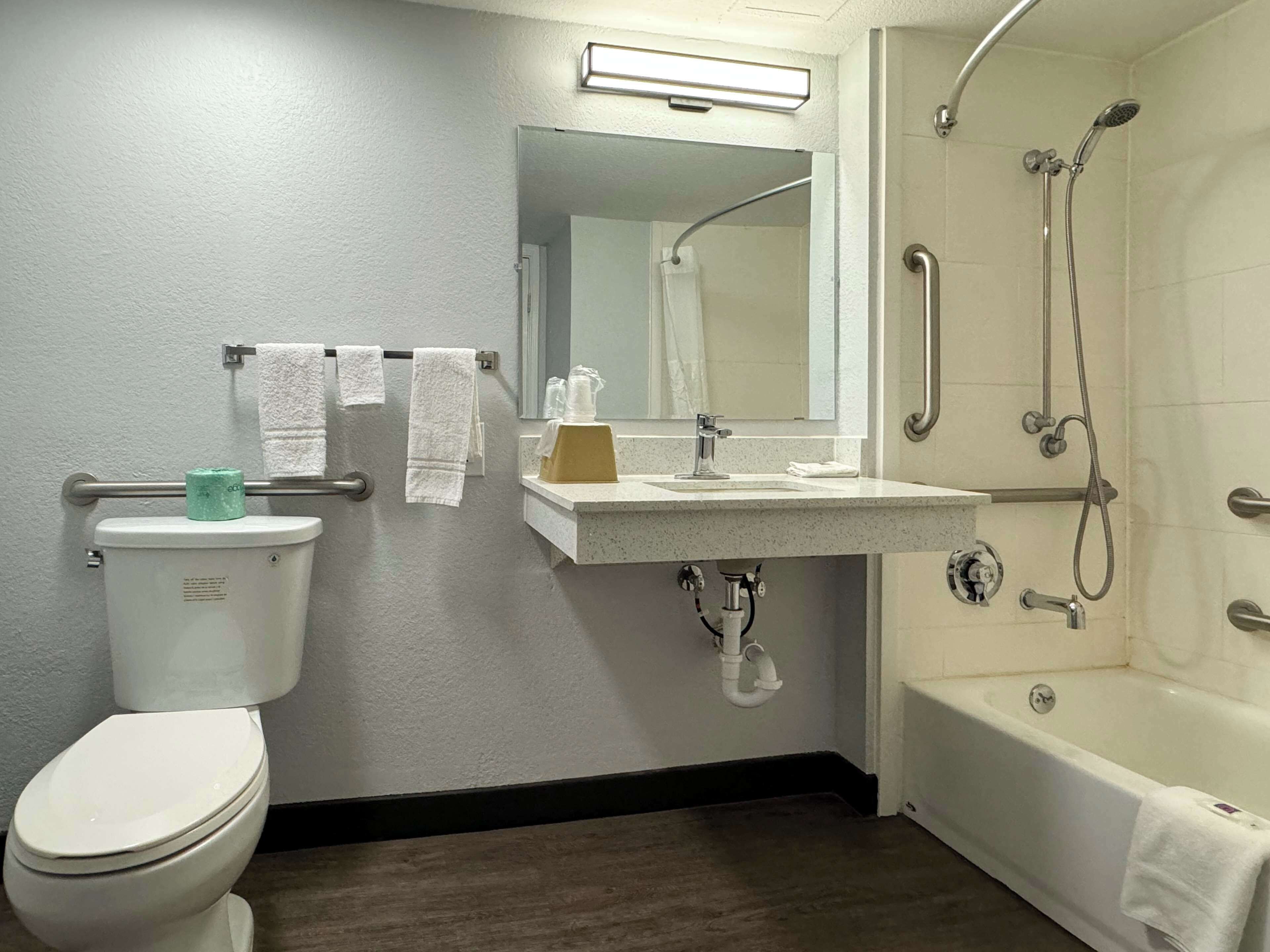 淋浴/浴缸二合一、免費盥洗用品、吹風機、毛巾