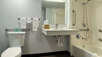 Combined shower/tub, free toiletries, hair dryer, towels