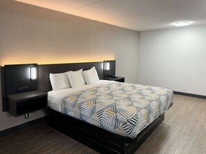 Premium bedding, desk, blackout drapes, iron/ironing board - Motel 6 Huntsville, AL – University Dr. (Huntsville)