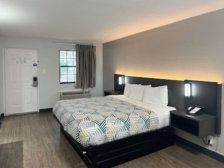 Roupas de cama premium, escrivaninha, cortinas blackout. Motel 6 Huntsville, AL – University Dr.