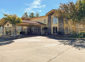 Outdoor wedding area - Motel 6 Huntsville, AL – University Dr. (Huntsville)