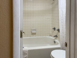 Combined shower/bathtub, free toiletries, hair dryer, towels