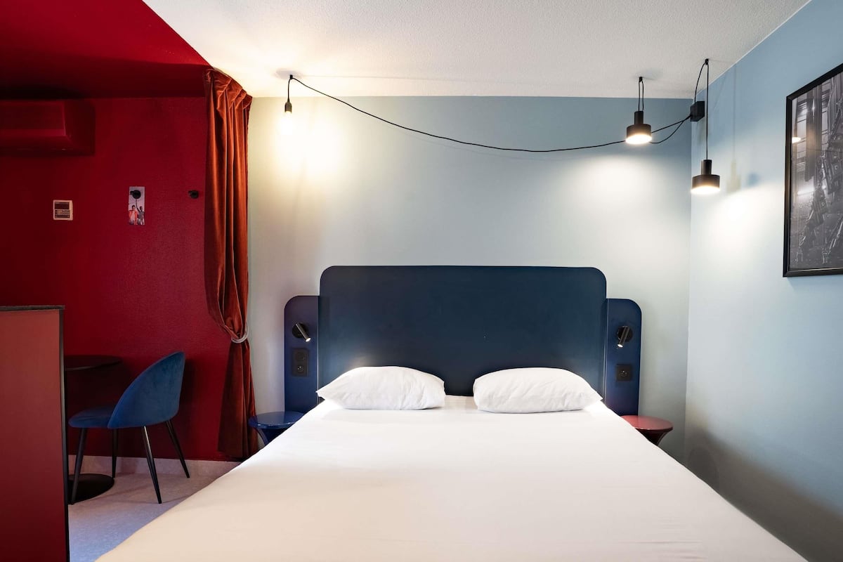 Pillow-top beds, in-room safe, desk, free cots/infant beds