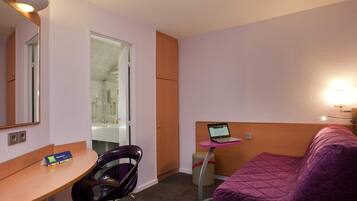 Suite (1 Double Bed and 1 Bunkable Sofa Bed) | Pillowtop-bedden, een kluis op de kamer, een bureau, gratis babybedden