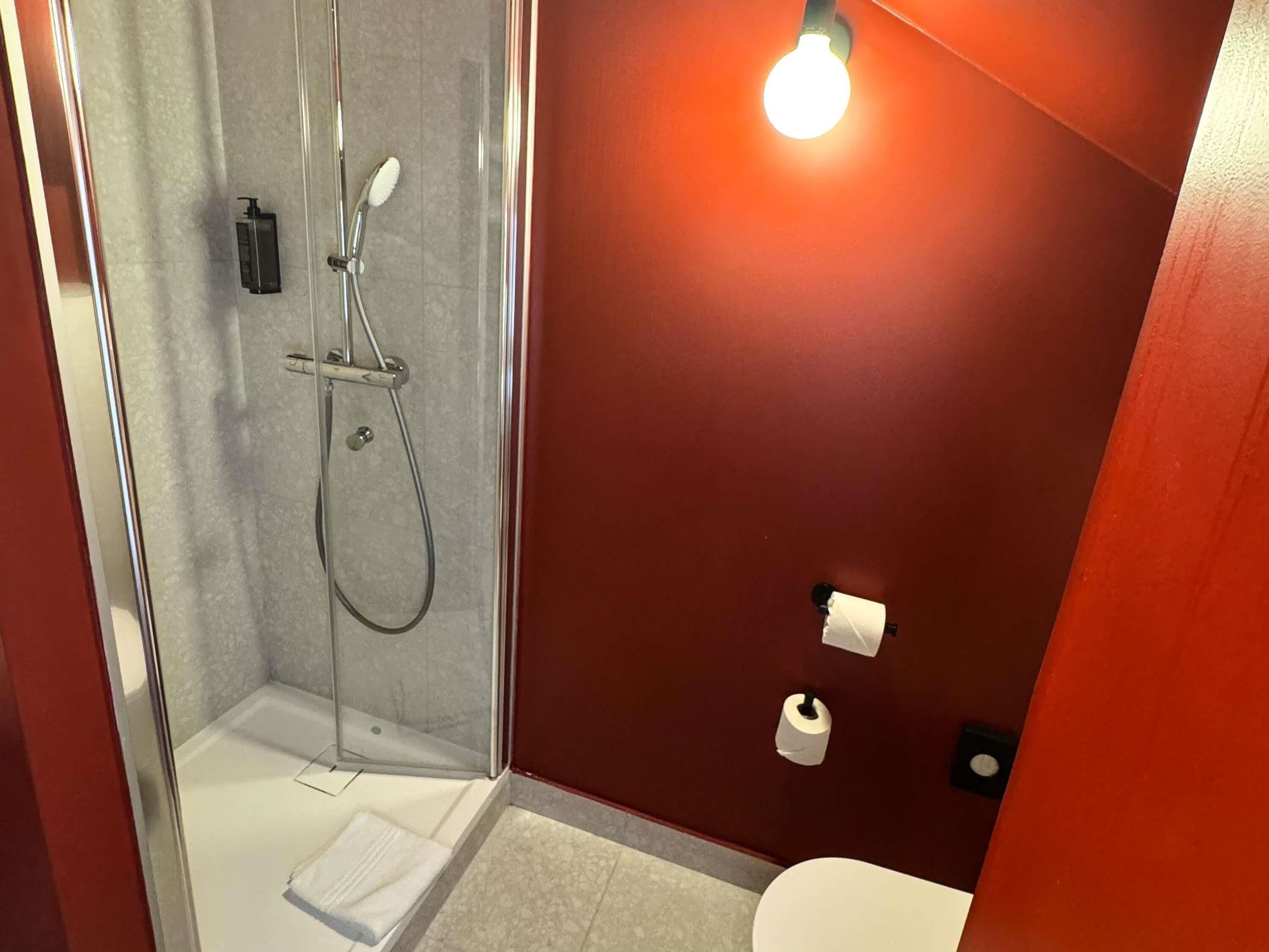 Douche, douche à « effet pluie », articles de toilette écologiques