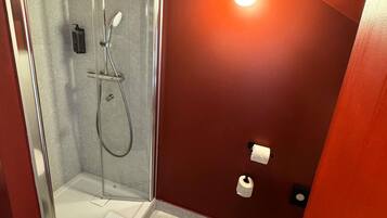 Douche, douche à « effet pluie », articles de toilette écologiques