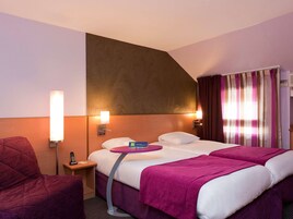 Suite (1 Double Bed and 1 Bunkable Sofa Bed) | Colchones con acolchado adicional, caja fuerte, escritorio