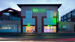A building with a modern facade, large windows, and signage for 'ibis Styles'. - ibis Styles Bourg en Bresse Centre (Bourg-en-Bresse)