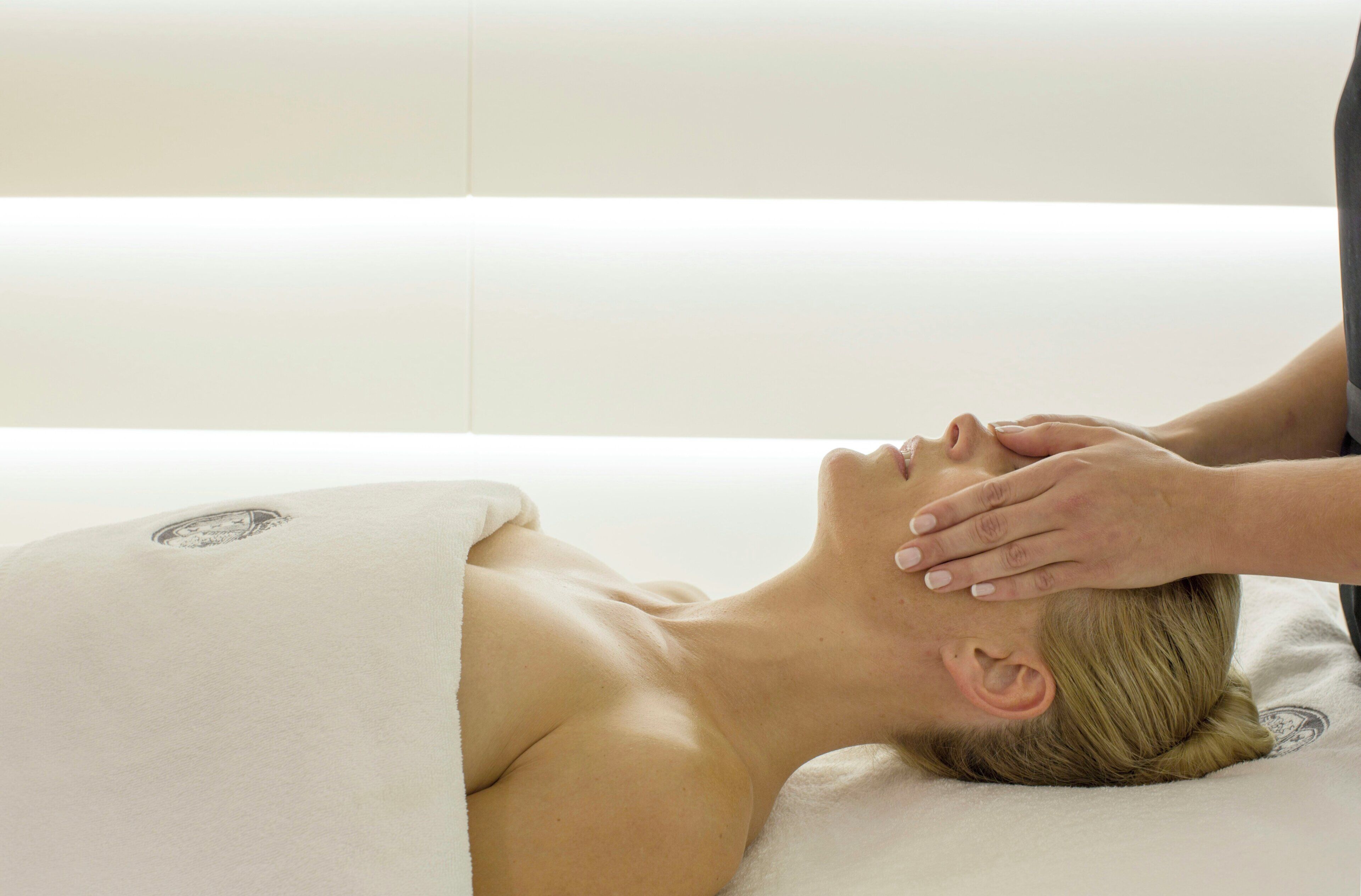 Una persona recibiendo un tratamiento facial en un spa.