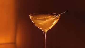 Ein Martini-Glas auf einem runden Tisch mit strukturierter Oberfläche.