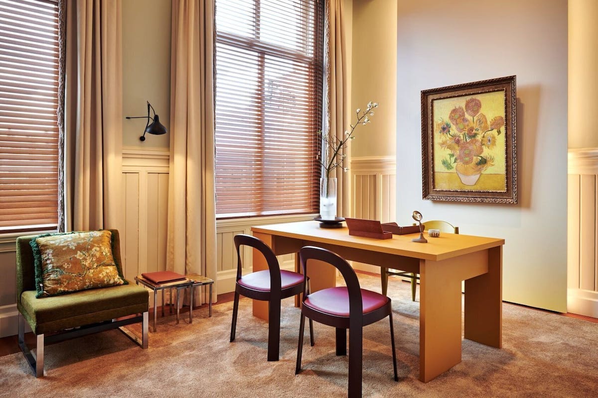 Suite (Van Gogh Museum Suite) | Peralatan tempat tidur hipoalergenik, item bar mini percuma