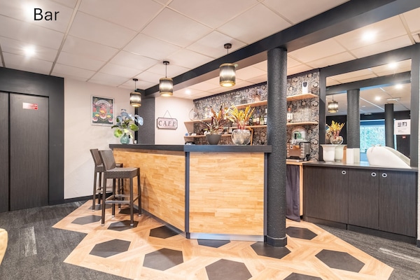 Bar (trong khuôn viên)